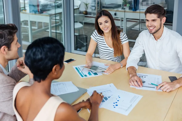 Företagare som diskuterar sina arbetande idéer i office — Stockfoto