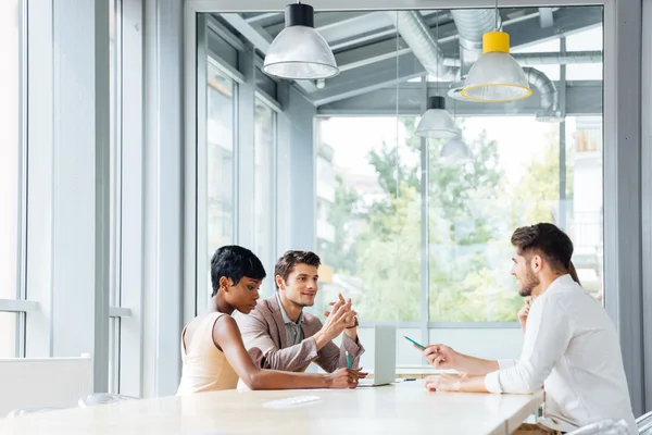Ondernemers werken en brainstormen over de bijeenkomst in kantoor — Stockfoto