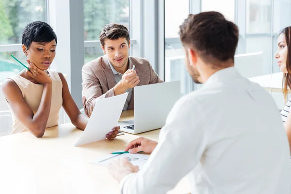 Företagare som arbetar med laptop vid möte i office — Stockfoto