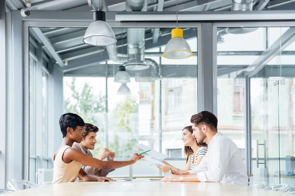 Uomini d'affari che parlano e lavorano insieme in sala conferenze — Foto Stock