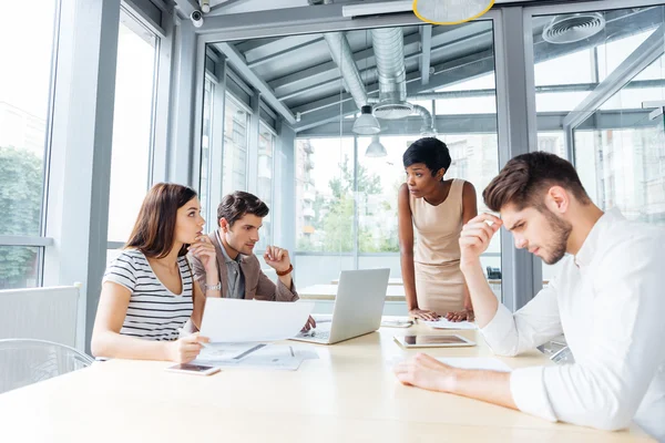 Jonge zakenlui over de bijeenkomst met de teamleider — Stockfoto