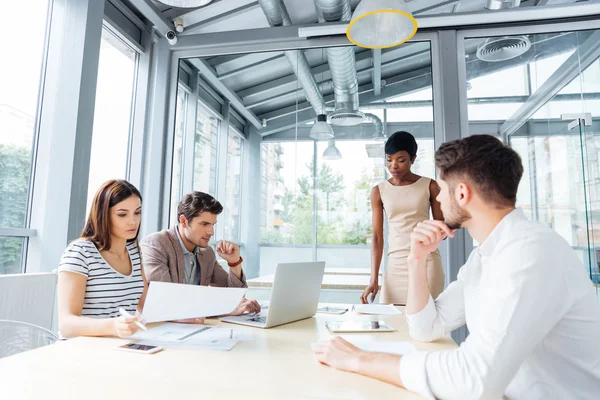 Jóvenes empresarios en reunión con el líder del equipo — Foto de Stock