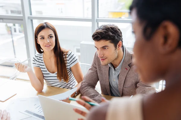 Grupo de jóvenes empresarios que trabajan en equipo — Foto de Stock