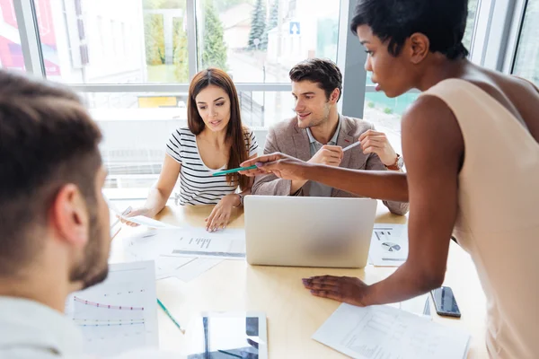 Företag som förbereder för presentation tillsammans i office — Stockfoto