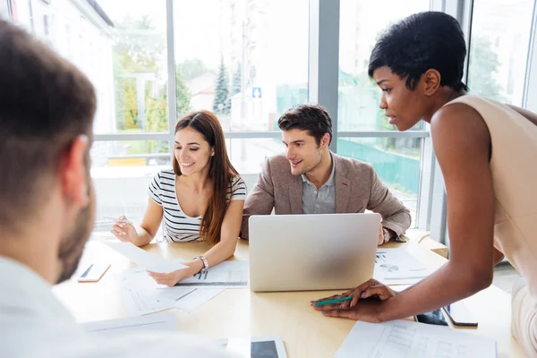 Mensen uit het bedrijfsleven werken met laptop samenzijn in kantoor — Stockfoto