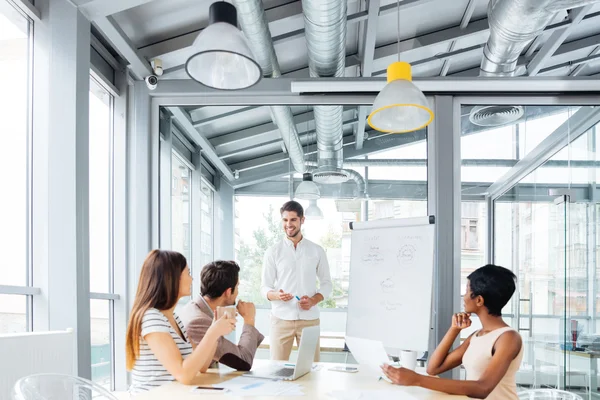 Uomo d'affari che presenta qualcosa su flipchart — Foto Stock