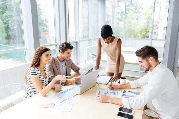 Les gens d'affaires discutent rapport financier et nouveau projet au bureau — Photo