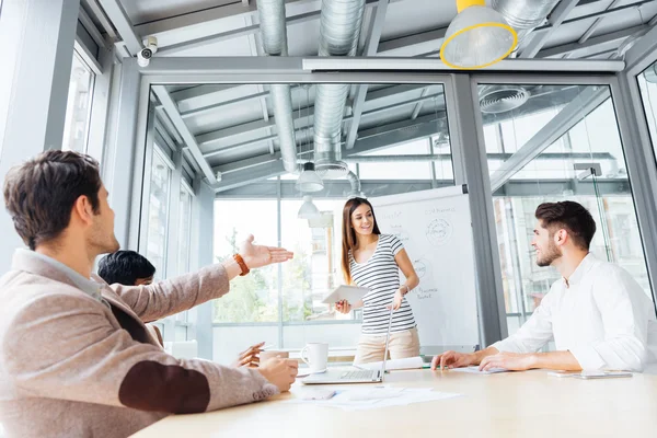 Mujer alegre haciendo presentación usando rotafolio en la oficina — Foto de Stock