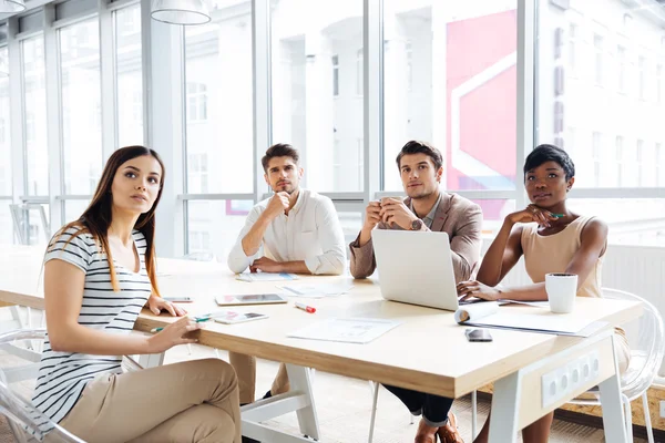 Geschäftsleute sitzen und hören auf Konferenz im Büro — Stockfoto