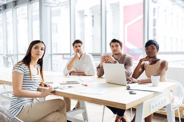 Gente de negocios sentada y escuchando en la conferencia en la oficina — Foto de Stock