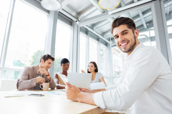 Empresario trabajando y utilizando tableta en reunión de negocios en la oficina — Foto de Stock