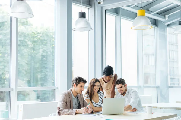 Pessoas de negócios criando apresentação e usando laptop juntos no escritório — Fotografia de Stock