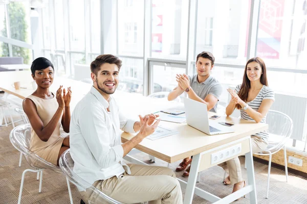 Jovens empresários felizes batendo palmas na apresentação no escritório — Fotografia de Stock