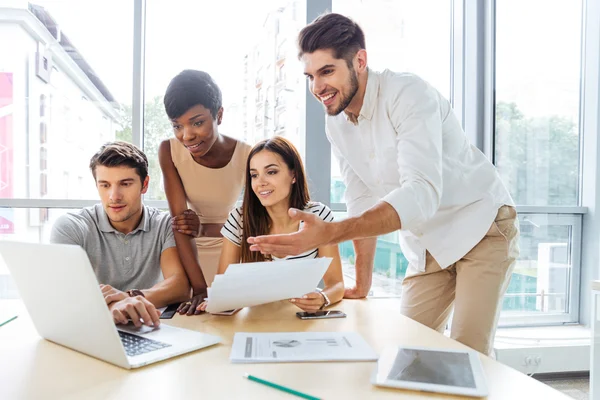 Boldog üzletemberek használ laptop, és együtt dolgoznak a hivatalban — Stock Fotó