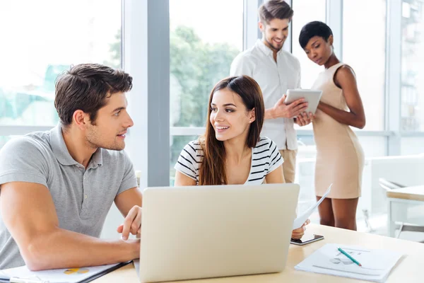 Les hommes d'affaires utilisant latop et tablette dans le bureau — Photo