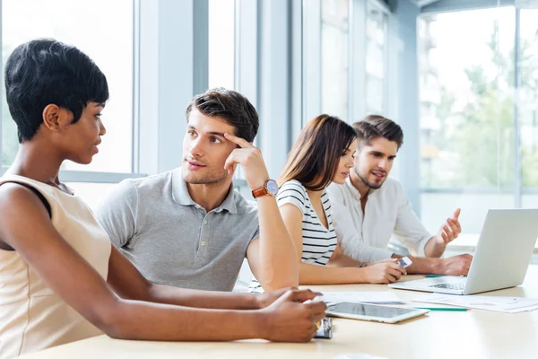 Geschäftsleute sitzen und reden im Büro — Stockfoto