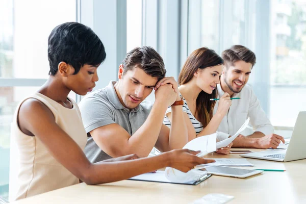 Geschäftsleute sitzen im Büro und arbeiten mit Dokumenten — Stockfoto