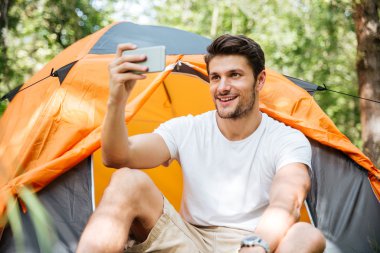 Selfie cep telefonu ile ormanda alarak neşeli adam turizm