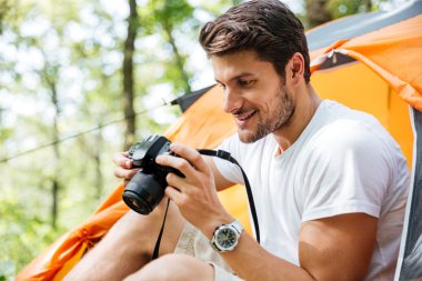 Ormandaki modern fotoğraf makinesi ile fotoğraf çekmek adam turizm