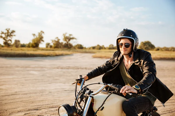 驾驶一辆摩托车的年轻野蛮人 — 图库照片