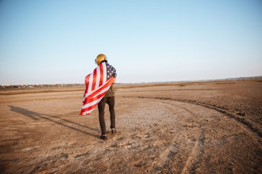 Amerikan bayrağı cape ve çekip altın kask giyen adam