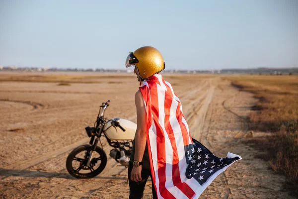 Чоловік у американському прапорі та золотому шоломі — стокове фото