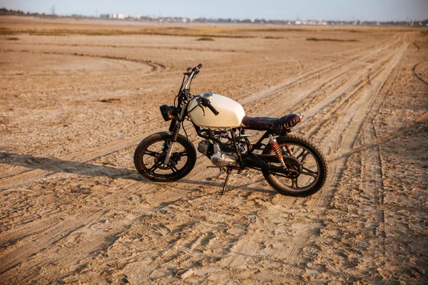 レトロなバイクに立って — ストック写真