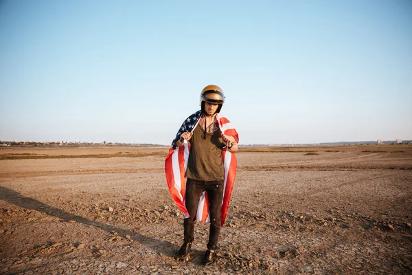 Hombre con capa de bandera americana y casco de oro posando — Foto de Stock