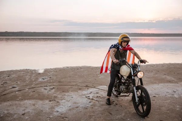 Чоловік в золотому шоломі і американський прапор мис за кермом мотоцикл — стокове фото