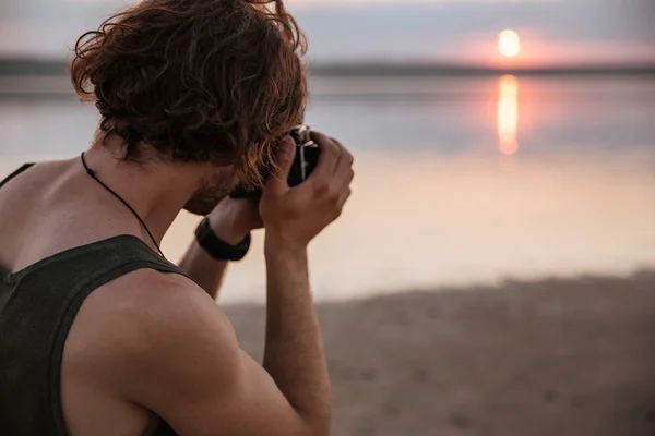 Az ember így fénykép naplemente kültéri kamera — Stock Fotó