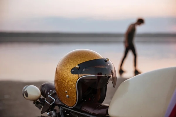 Крупный план мотоцикла с американским флагом и золотым шлемом — стоковое фото