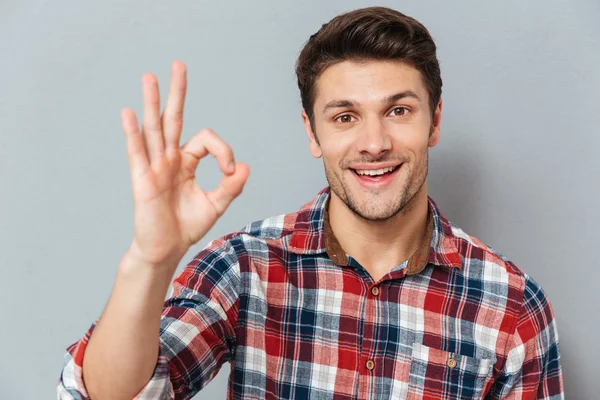 Portret van een gelukkig man tonen goed gebaar — Stockfoto