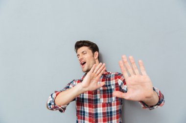 Yakışıklı adam dur jest avuç içi ile gösterilen