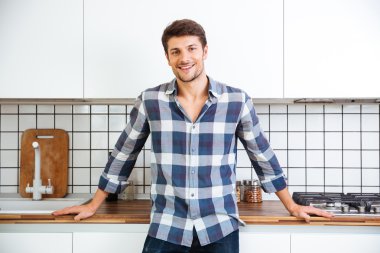 Neşeli genç adam mutfak ayakta