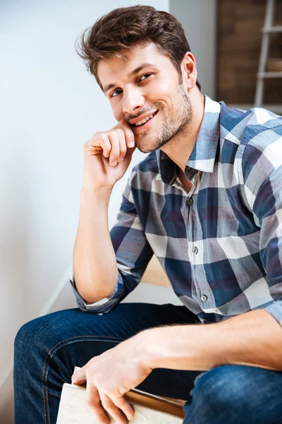 Retrato de cerca de un joven guapo sentado — Foto de Stock