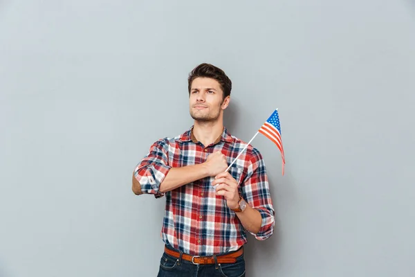爱国的骄傲年轻男子站和控股的美国国旗 — 图库照片