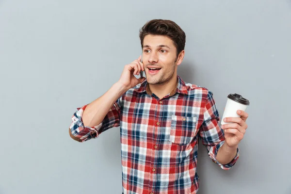 Cep telefonuyla konuşurken ve paket servisi olan restoran kahve içme Hnadsome adam — Stok fotoğraf