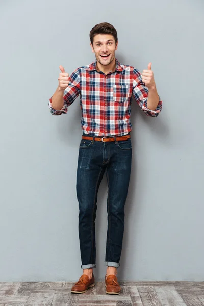 親指に現れる幸せな男の完全な長さの肖像画 — ストック写真