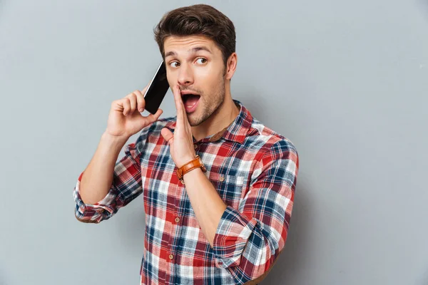 Incroyable jeune homme debout et parlant sur téléphone mobile — Photo