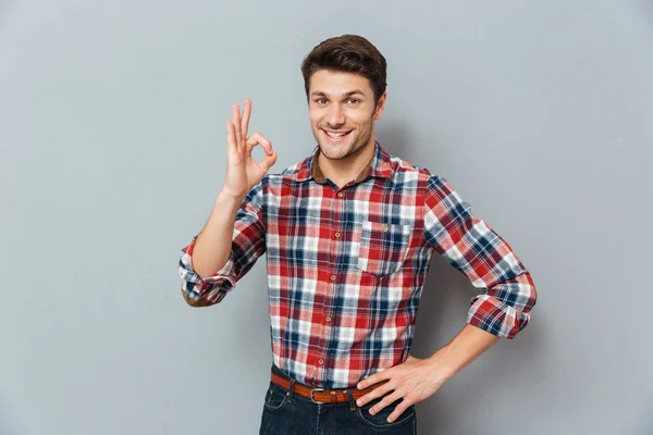 Retrato de um homem feliz mostrando gesto ok — Fotografia de Stock