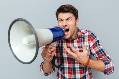 Megafon içinde çığlık bir adam portresi
