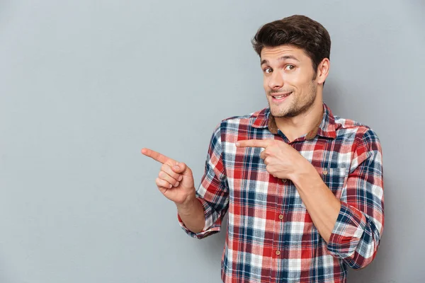 Retrato de un hombre casual señalando con los dedos — Foto de Stock