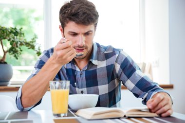 Kitap okuma ve kahvaltı mutfak delikanlı konsantre