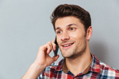Mutlu genç adam cep telefonuyla konuşurken closeup