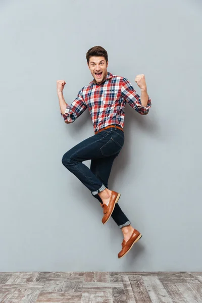 Feliz animado jovem alegre pulando e celebrando o sucesso — Fotografia de Stock