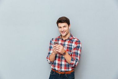 Smartphone--dan müzik kulaklık mutlu genç adam