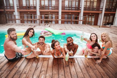 Krup neşeli mutlu arkadaş havuzda bira içmek