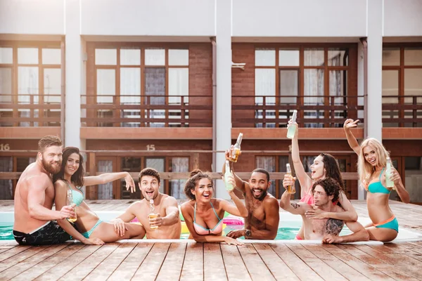 Καπούλια χαρούμενος ευτυχής φίλους πίνοντας μπύρα στην πισίνα — Φωτογραφία Αρχείου