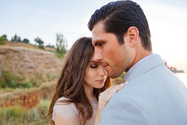 Güzel bir evli çift portre kadar kapatın