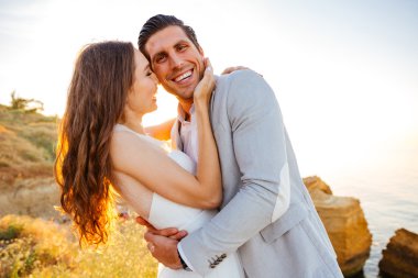 Sadece evli çift ayakta sahilde